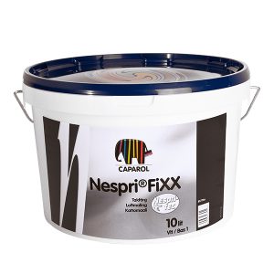 En plastikspand med låg indeholder maling. Spanden er hvid med en blå top og et etikette med teksten: "CAPAROL Nespri® FiXX Täckfärg Loftmaling Kattomaali 10 lit Vit / Bas 1".