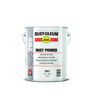 En metaldåse indeholder RUST-OLEUM rustgrundmaling. Tekst: "TRUSTED QUALITY SINCE 1921", "HIGH PERFORMANCE", "769", "RUST PRIMER", "DAMP-PROOF RUST PRIMER", "50 YEARS", "769.5", "5 L". Det står på en hvid baggrund.