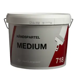 En hvid spand med håndtag indeholder HÅNDSPARTEL MEDIUM fra Beck & Jørgensen, med nummeret 718. Produktionsdato er 12-02-2021, batch nummer 12161332.