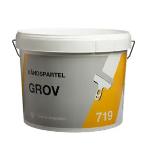 En plastspand indeholder groft håndspartel fra Beck & Jørgensen. Et billede af en spartel er trykt på etiketten sammen med teksten "HÅNDSPARTEL GROV 719".