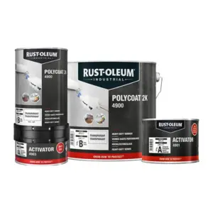 Fire bøtter maling fra Rust-Oleum med teksten: "POLYCOAT 2K 4900," "ACTIVATOR 4901," og "TRANSPARENT," placeret tæt sammen i et industrielt miljø.