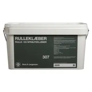 Plastikspand med håndtag og grøn label. Tekst på label: "RULLEKLÆBER RULLE- OG SPRØJTEKLÆBER 307 Beck & Jørgensen." Spanden står på en overflade uden synlige omgivelser.