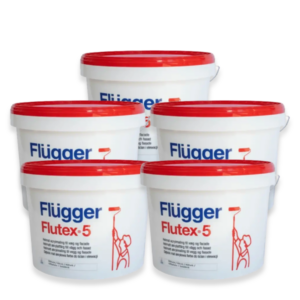 Fem hvide spande med røde låg står stablet sammen; etiketterne viser "Flügger Flutex-5" og en tegning af en maler, der maler vægge.