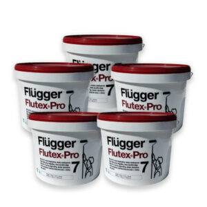 Fem hvide malerbøtter med rød låg står samlet. Teksten "Flügger Flutex Pro 7" står på alle bøtter sammen med en illustration af en person, der maler med en rulle.